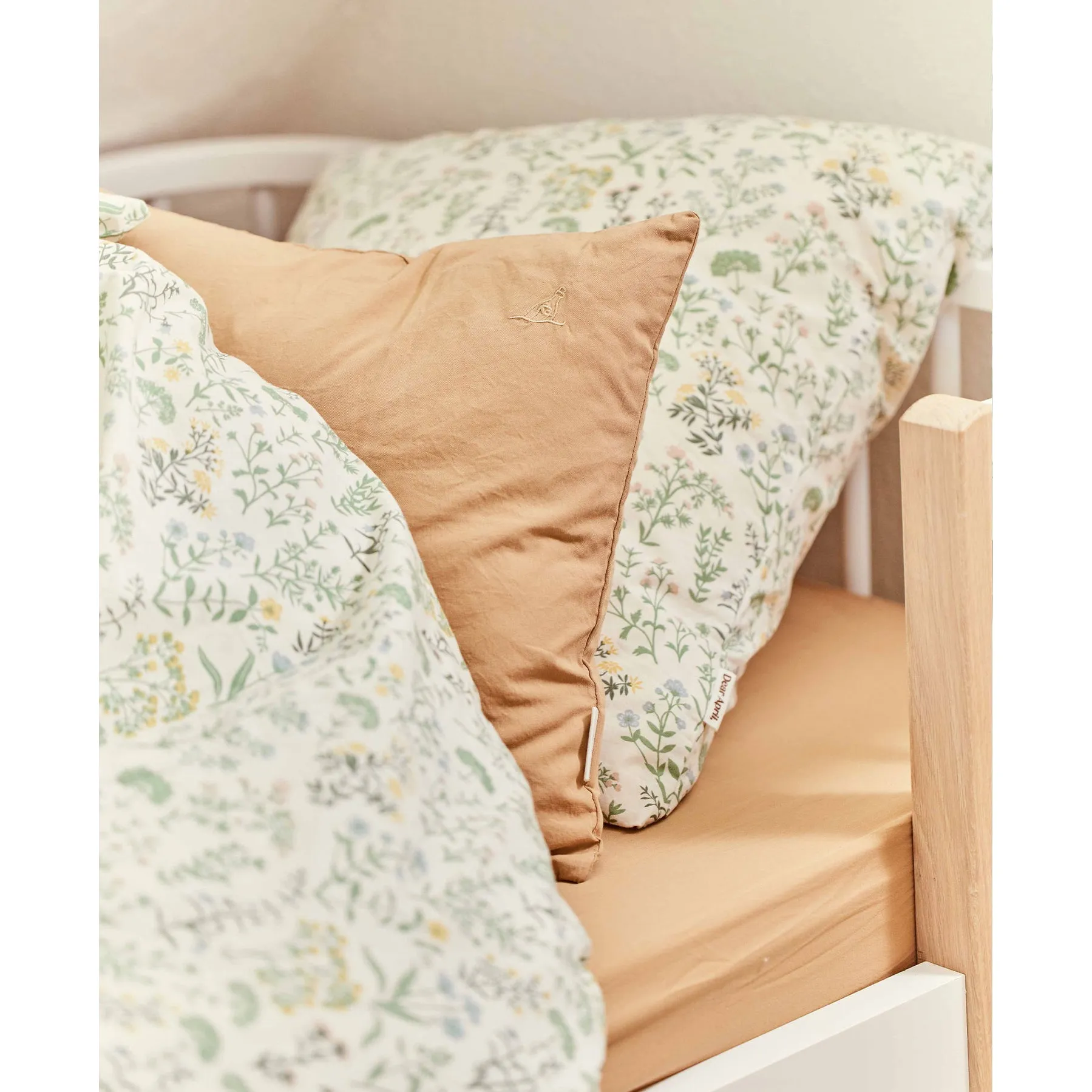 Dear April Junior Bedding - 100x140 / 40x45cm - Sandy Feet