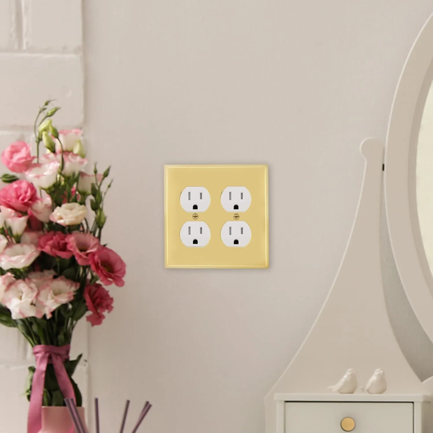 New York Switch Plate with Double Outlet in Polished Brass